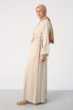 Una modella di abbigliamento all'ingrosso indossa 47774 - Abaya - Stone Color, vendita all'ingrosso turca di Abaya di Allday