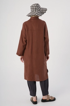 Una modella di abbigliamento all'ingrosso indossa 47863 - Coat - Brown, vendita all'ingrosso turca di Cappotto di Allday