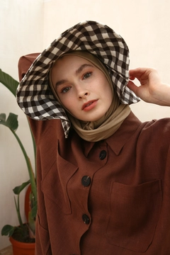 Bir model, Allday toptan giyim markasının 47863 - Coat - Brown toptan Kaban ürününü sergiliyor.