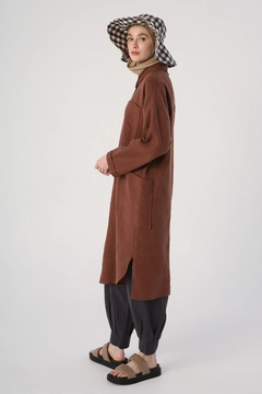 Bir model, Allday toptan giyim markasının 47863 - Coat - Brown toptan Kaban ürününü sergiliyor.