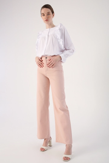 Bir model, Allday toptan giyim markasının  Pantolon - Açık Pembe
 toptan Pantolon ürününü sergiliyor.