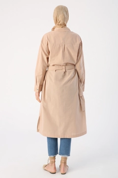 Bir model, Allday toptan giyim markasının 47889 - Coat - Beige toptan Kaban ürününü sergiliyor.