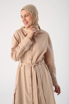 Una modella di abbigliamento all'ingrosso indossa 47889 - Coat - Beige, vendita all'ingrosso turca di Cappotto di Allday