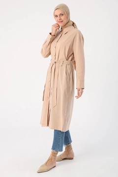 Bir model, Allday toptan giyim markasının 47889 - Coat - Beige toptan Kaban ürününü sergiliyor.