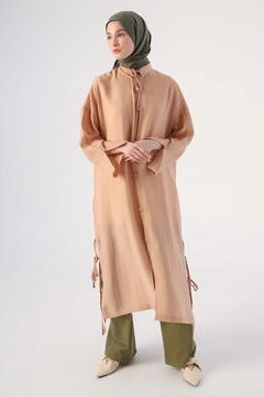 Una modella di abbigliamento all'ingrosso indossa 47985 - Coat - Dark Beige, vendita all'ingrosso turca di Tunica di Allday
