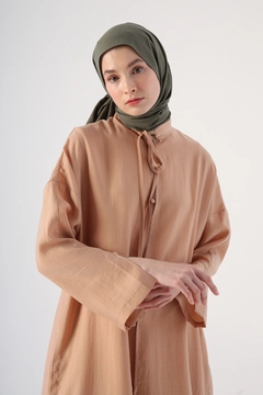Bir model, Allday toptan giyim markasının 47985 - Coat - Dark Beige toptan Tunik ürününü sergiliyor.