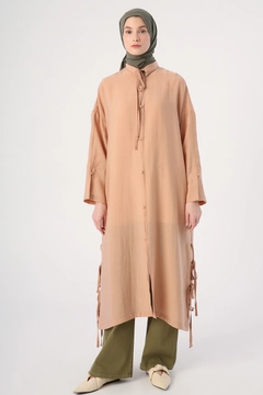Una modelo de ropa al por mayor lleva 47985 - Coat - Dark Beige, Túnica turco al por mayor de Allday