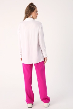 Bir model, Allday toptan giyim markasının 48040 - Shirt - White toptan Gömlek ürününü sergiliyor.