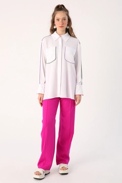 Ein Bekleidungsmodell aus dem Großhandel trägt 48040 - Shirt - White, türkischer Großhandel Hemd von Allday
