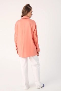 Модел на дрехи на едро носи 48042 - Shirt - Salmon Pink, турски едро Риза на Allday