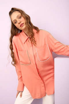 Ένα μοντέλο χονδρικής πώλησης ρούχων φοράει 48042 - Shirt - Salmon Pink, τούρκικο Πουκάμισο χονδρικής πώλησης από Allday