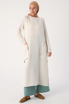 Una modella di abbigliamento all'ingrosso indossa 48070 - Tunic - Stone Color, vendita all'ingrosso turca di Tunica di Allday