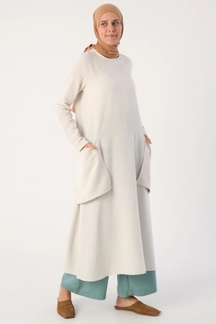 Bir model, Allday toptan giyim markasının 48070 - Tunic - Stone Color toptan Tunik ürününü sergiliyor.