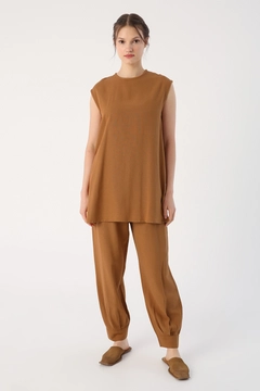 Een kledingmodel uit de groothandel draagt 48083 - Kimono Set - Tan, Turkse groothandel Pak van Allday