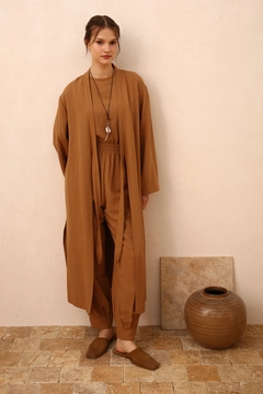 Una modella di abbigliamento all'ingrosso indossa 48083 - Kimono Set - Tan, vendita all'ingrosso turca di Abito di Allday