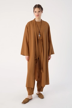 Bir model, Allday toptan giyim markasının 48083 - Kimono Set - Tan toptan Takım ürününü sergiliyor.