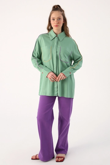 Bir model, Allday toptan giyim markasının  Gömlek - Açık Yeşil
 toptan Gömlek ürününü sergiliyor.