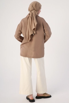 Bir model, Allday toptan giyim markasının 48103 - Jacket - Mink toptan Ceket ürününü sergiliyor.