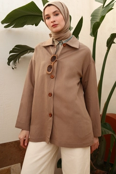 Bir model, Allday toptan giyim markasının 48103 - Jacket - Mink toptan Ceket ürününü sergiliyor.
