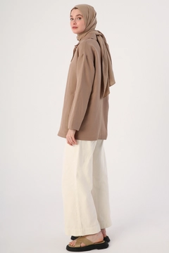 Ένα μοντέλο χονδρικής πώλησης ρούχων φοράει 48103 - Jacket - Mink, τούρκικο Μπουφάν χονδρικής πώλησης από Allday