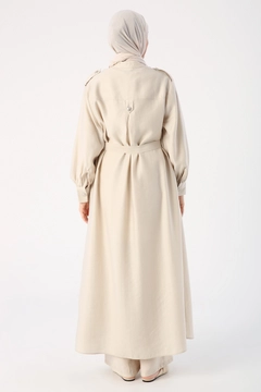 Een kledingmodel uit de groothandel draagt 48115 - Abaya - Beige, Turkse groothandel Abaya van Allday