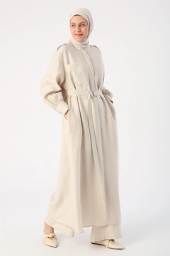 Una modella di abbigliamento all'ingrosso indossa 48115 - Abaya - Beige, vendita all'ingrosso turca di Abaya di Allday
