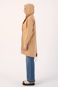 Ein Bekleidungsmodell aus dem Großhandel trägt 7047 - Beige Coat, türkischer Großhandel Mantel von Allday