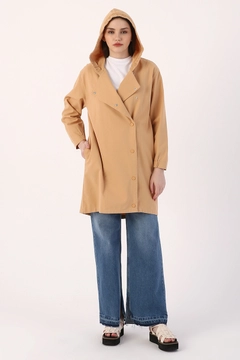 Een kledingmodel uit de groothandel draagt 7047 - Beige Coat, Turkse groothandel Jas van Allday