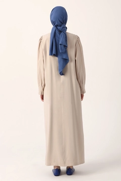 Bir model, Allday toptan giyim markasının 7055 - Beige Coat toptan Kaban ürününü sergiliyor.