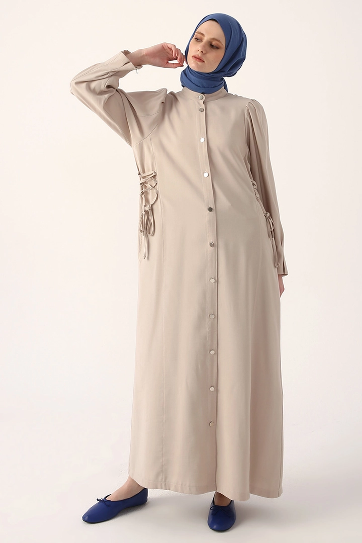 Una modelo de ropa al por mayor lleva 7055 - Beige Coat, Abrigo turco al por mayor de Allday