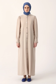Een kledingmodel uit de groothandel draagt 7055 - Beige Coat, Turkse groothandel Jas van Allday