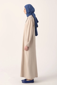 Una modella di abbigliamento all'ingrosso indossa 7055 - Beige Coat, vendita all'ingrosso turca di Cappotto di Allday
