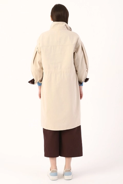 Una modella di abbigliamento all'ingrosso indossa 7071 - Beige Trenchcoat, vendita all'ingrosso turca di Impermeabile di Allday