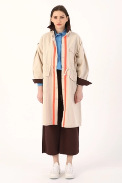 Ένα μοντέλο χονδρικής πώλησης ρούχων φοράει 7071 - Beige Trenchcoat, τούρκικο Καπαρντίνα χονδρικής πώλησης από Allday