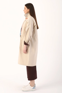 A wholesale clothing model wears 7071 - Beige Trenchcoat, Turkish wholesale Trenchcoat of Allday