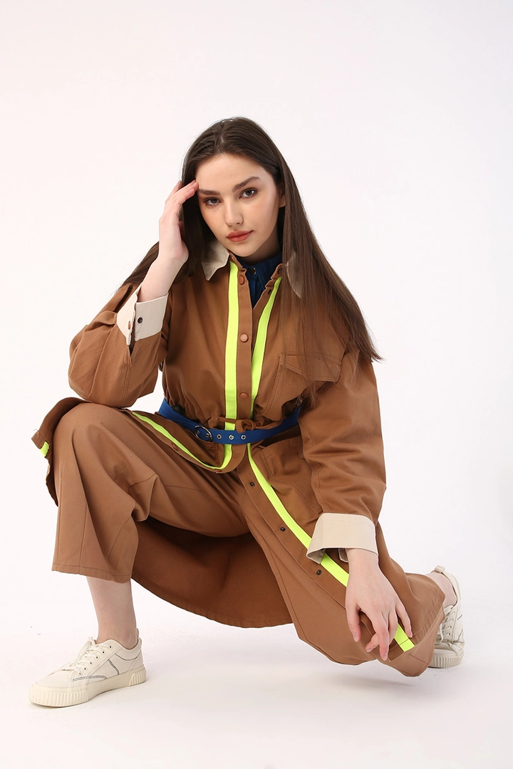 A wholesale clothing model wears 7072 - Brown Trenchcoat, Turkish wholesale Trenchcoat of Allday