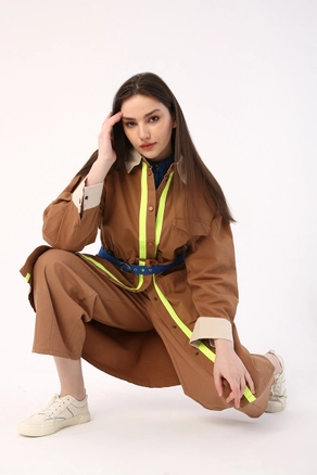 A model wears 7072 - Brown Trenchcoat, wholesale undefined of Allday to display at Lonca