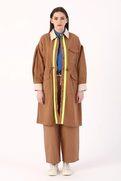 Bir model, Allday toptan giyim markasının 7072 - Brown Trenchcoat toptan Trençkot ürününü sergiliyor.