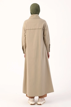 Ένα μοντέλο χονδρικής πώλησης ρούχων φοράει 7077 - Beige Coat, τούρκικο Σακάκι χονδρικής πώλησης από Allday