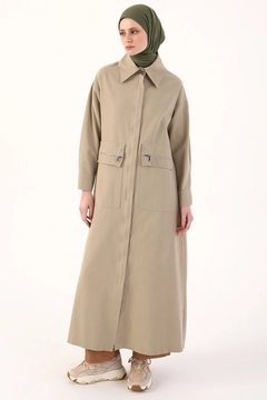 Bir model, Allday toptan giyim markasının 7077 - Beige Coat toptan Kaban ürününü sergiliyor.