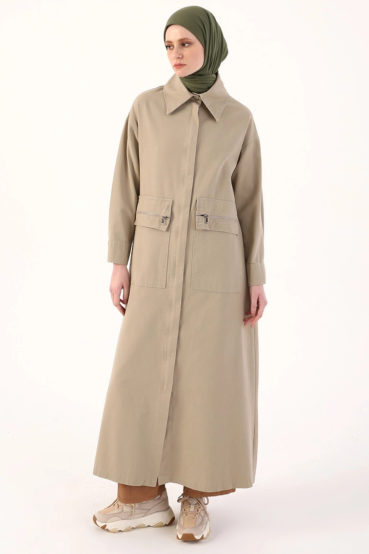 Ένα μοντέλο χονδρικής πώλησης ρούχων φοράει 7077 - Beige Coat, τούρκικο Σακάκι χονδρικής πώλησης από Allday