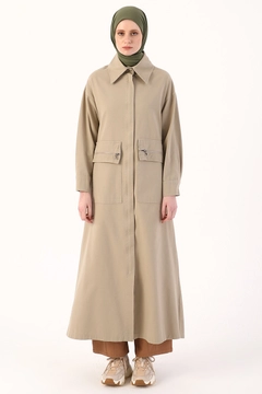 Een kledingmodel uit de groothandel draagt 7077 - Beige Coat, Turkse groothandel Jas van Allday