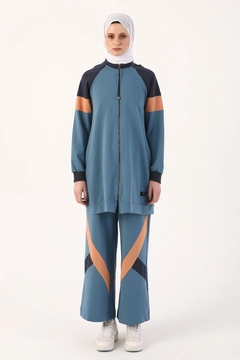 Una modella di abbigliamento all'ingrosso indossa 7140 - Blue Sweatsuit, vendita all'ingrosso turca di Tuta di Allday