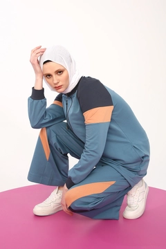 Una modelo de ropa al por mayor lleva 7140 - Blue Sweatsuit, Chándal turco al por mayor de Allday