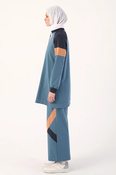 Ein Bekleidungsmodell aus dem Großhandel trägt 7140 - Blue Sweatsuit, türkischer Großhandel Trainingsanzug von Allday