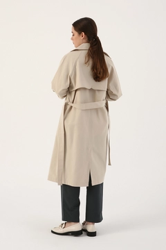 Een kledingmodel uit de groothandel draagt 7148 - Beige Coat, Turkse groothandel Jas van Allday