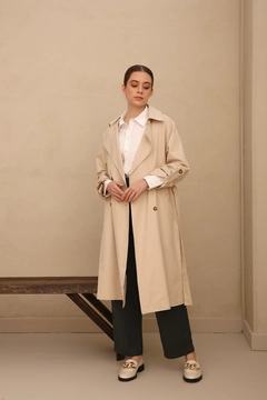 Una modella di abbigliamento all'ingrosso indossa 7148 - Beige Coat, vendita all'ingrosso turca di Cappotto di Allday