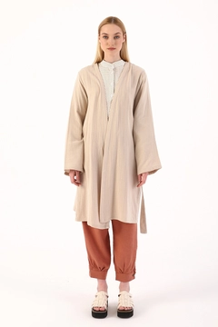 Una modella di abbigliamento all'ingrosso indossa 7194 - Stone Kimono, vendita all'ingrosso turca di Kimono di Allday