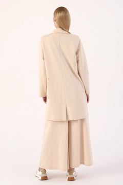 Una modella di abbigliamento all'ingrosso indossa 7102 - Beige Jacket, vendita all'ingrosso turca di Giacca di Allday
