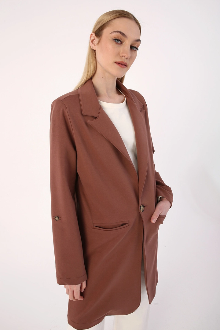 Ένα μοντέλο χονδρικής πώλησης ρούχων φοράει 7103 - Brown Jacket, τούρκικο Μπουφάν χονδρικής πώλησης από Allday